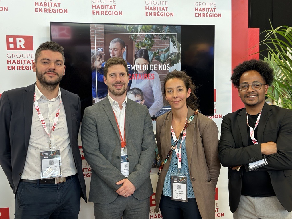 Groupe Habitat en Région (@habitatenregion) on Twitter photo 📣 En direct du #CongrèsHlm l #Prisedeparole
Le Groupe et son partenaire <a href="/Fin_Pedagogie/">Finances & Pédagogie</a> lancent un #projet de sensibilisation à destination des 3 300 collaborateurs du Groupe. L’objectif est de les #sensibiliser au statut d’#aidant.
📍Stand S23 📣 En direct du #CongrèsHlm l #Prisedeparole
Le Groupe et son partenaire <a href="/Fin_Pedagogie/">Finances & Pédagogie</a> lancent un #projet de sensibilisation à destination des 3 300 collaborateurs du Groupe. L’objectif est de les #sensibiliser au statut d’#aidant.
📍Stand S23