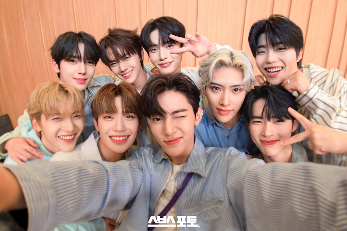 jiwoongiez's tweet photo. our family photo https://t.co/eRLv1MkzWv