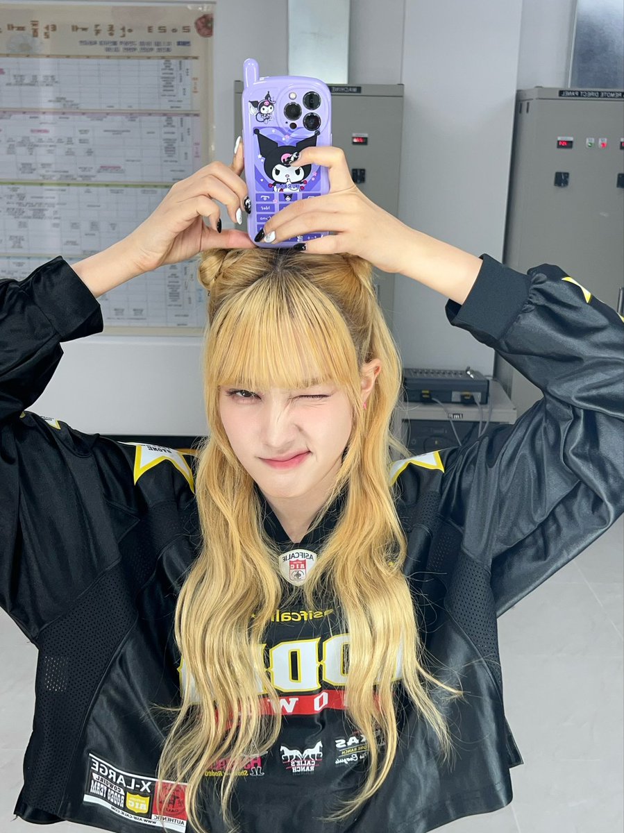 STAYCDlARY's tweet photo. 🐯💭 231004 22:32 KST

. today’s selfie is!
. guess what
. ring ring ring
. the answer is https://t.co/qyeZeMACyt