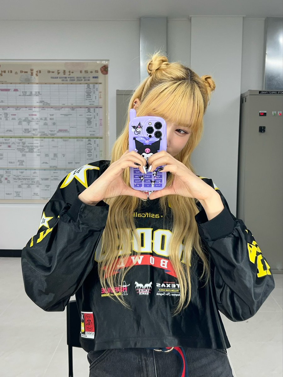 STAYCDlARY's tweet photo. 🐯💭 231004 22:32 KST

. today’s selfie is!
. guess what
. ring ring ring
. the answer is https://t.co/qyeZeMACyt