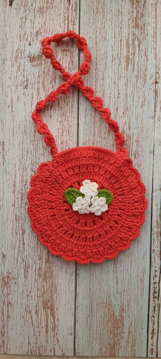 CraftGareeb's tweet photo. ورجعنا بشغلات لذيذة للبنات الحلوين 😍 
شنط بألوان زاهية بخيوط ناعمة 🥰 
.
#craftgareeb #craft #gareeb 
#حرفة_غريب #حرفة #غريب https://t.co/hWz3IjBgQn