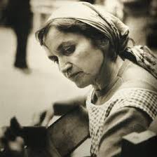 ana_josefa's tweet photo. #VioletaParra 🌺 #FelizCumpleaños 💜 (4 octubre 1917, San Carlos - 5 febrero 1967, La Reina) 
“Lo que puede el sentimiento
No lo ha podido el saber
Ni el más claro proceder
Ni el más ancho pensamiento”
…
“…Y al malo solo el cariño
Lo vuelve puro y sincero”
#VolverALos17  🎶 https://t.co/wxKM6BRdTw