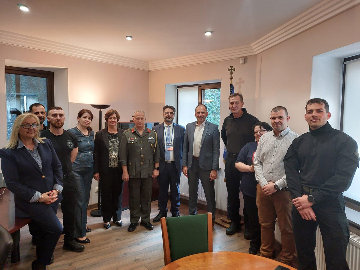 📍 🇬🇷 Πρεσβεία στο Κίεβο 🇺🇦

Ο ΥΠΕΞ Γιώργος Γεραπετρίτης κατά την επίσκεψή του στο Κίεβο, συναντήθηκε με τα στελέχη της 🇬🇷 Πρεσβείας και τα συνεχάρη για το εξαιρετικά δύσκολο έργο που επιτελούν