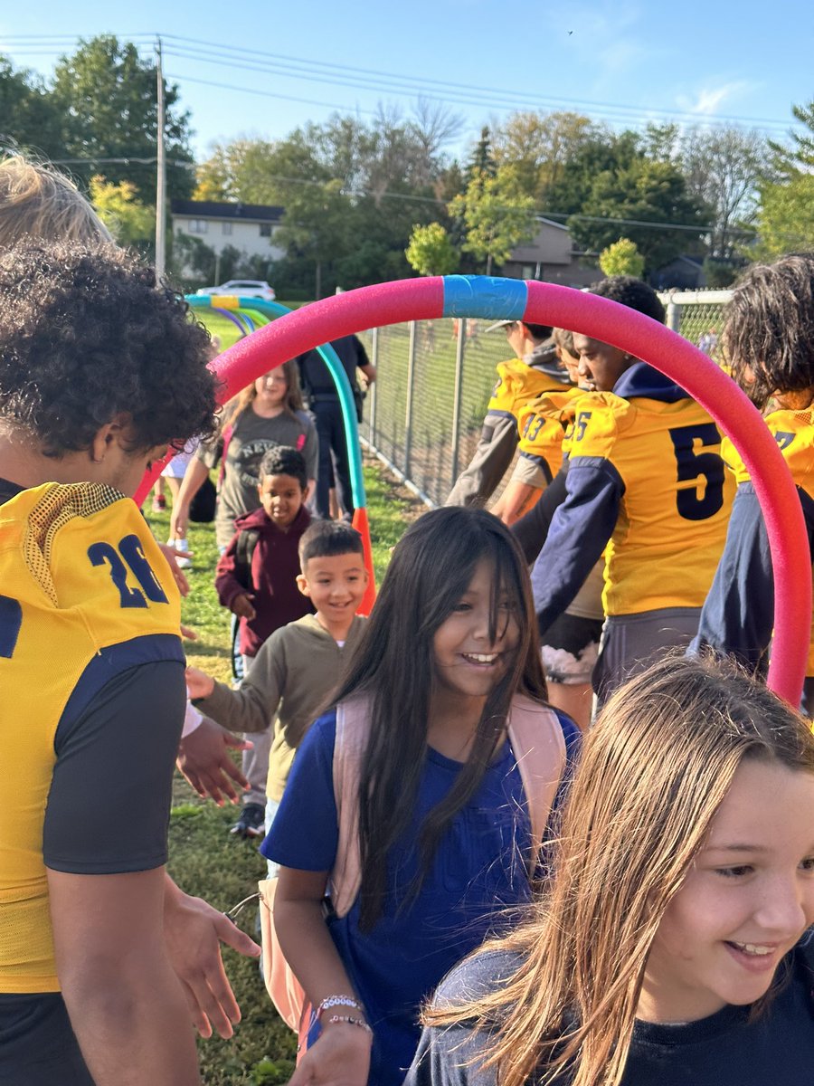 Big thanks to the RCTC 🏈 team for helping us celebrate National Walk to School Day at Franklin Elementary. Great young men who are great examples for our students. Great job <a href="/PrezBoyd/">Jeffery Boyd</a> and team!
