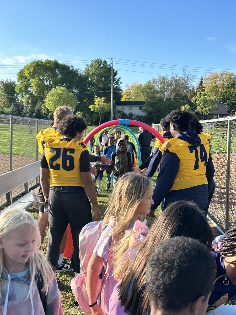 KentPekel's tweet photo. Big thanks to the RCTC ๐ team for helping us celebrate National Walk to School Day at Franklin Elementary. Great young men who are great examples for our students. Great job @PrezBoyd and team! https://t.co/rV8T4YbrE1