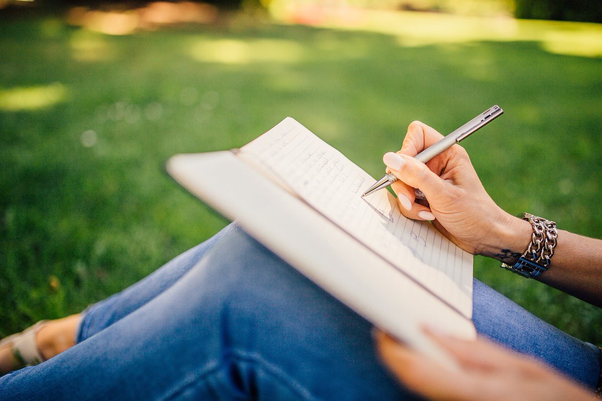 LE SAVIEZ-VOUS ? 🤔
De plus en plus de gens se mettent au #planner (agenda organiseur)  #papier. Le bullet journal (plus créatif) a lui aussi le vent en poupe.   

Pourquoi tant d’engouement pour l’ #écriture à la main ?   

Réponse : cutt.ly/DFrUnKh
Photo cred : Pixabay