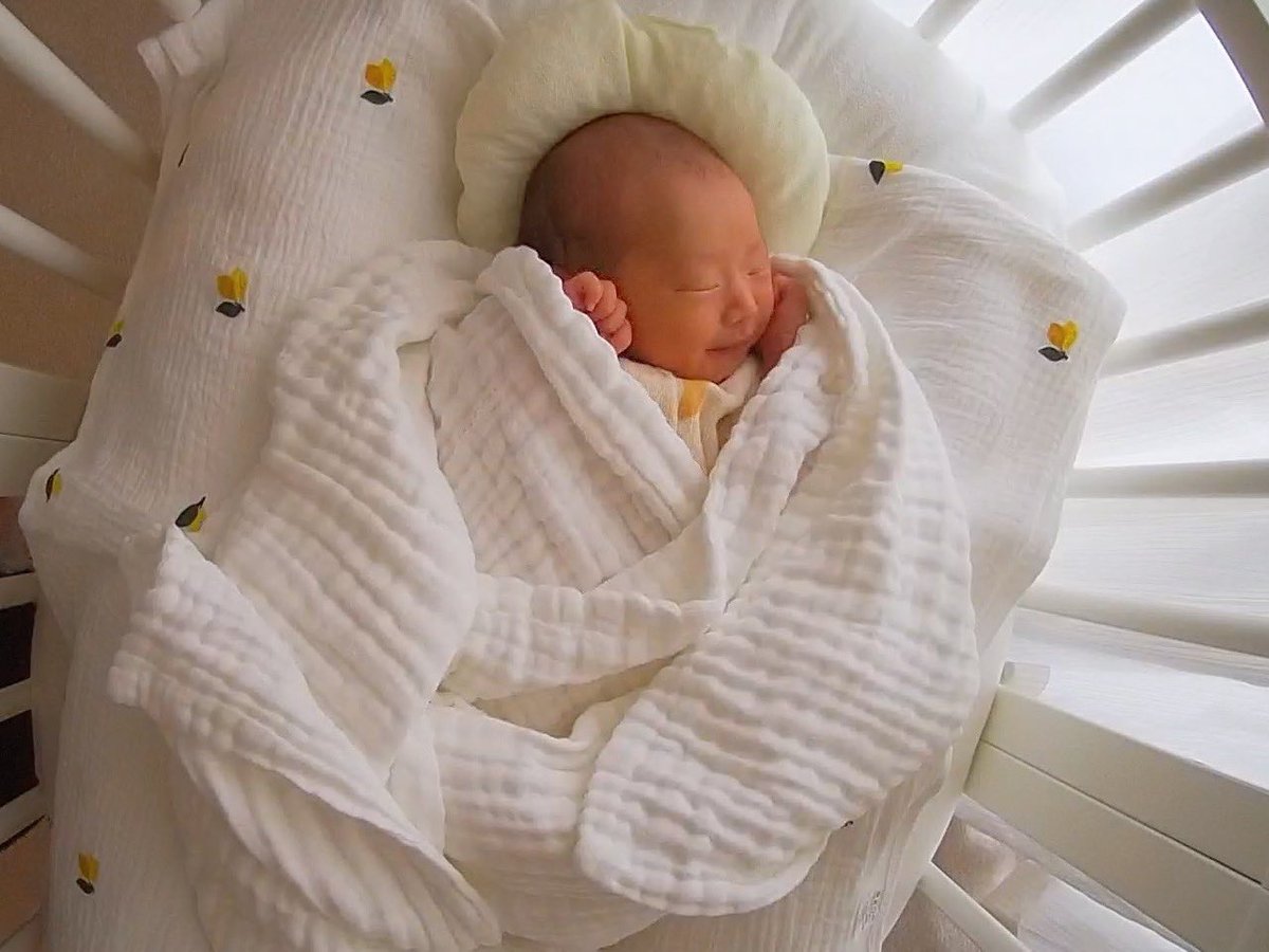 先日娘を出産しました。
久々に外に出たら秋になっていました🍁

今年はずっとこの子と一心同体で、思うようにいかないこと、本当にこれで良いのかとふとよぎることも多かったです。でもやっぱり幸せです。世界と我が家へようこそ！

周りの方々には本当にお世話になりました。ありがとうございます。