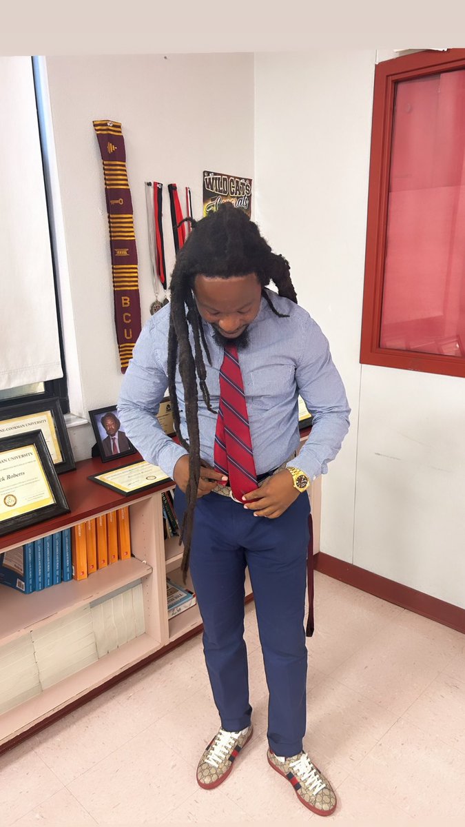 souljalocs's tweet photo. Mr. Roberts 📚✏️ Good Day To Have A Great Day ☀️ https://t.co/pav2rACKlU