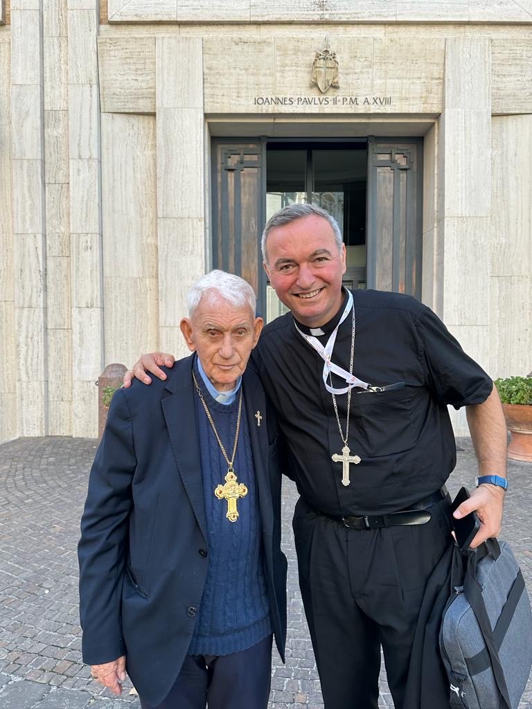 donarjan77's tweet photo. #Synod23 @Pontifex ⁦@DomGjergji⁩  Kungatë Pjesmarrje Mision 😇 Gezuar ditën e emrit Papa Françeskut🙏 https://t.co/hFvZZPwo06