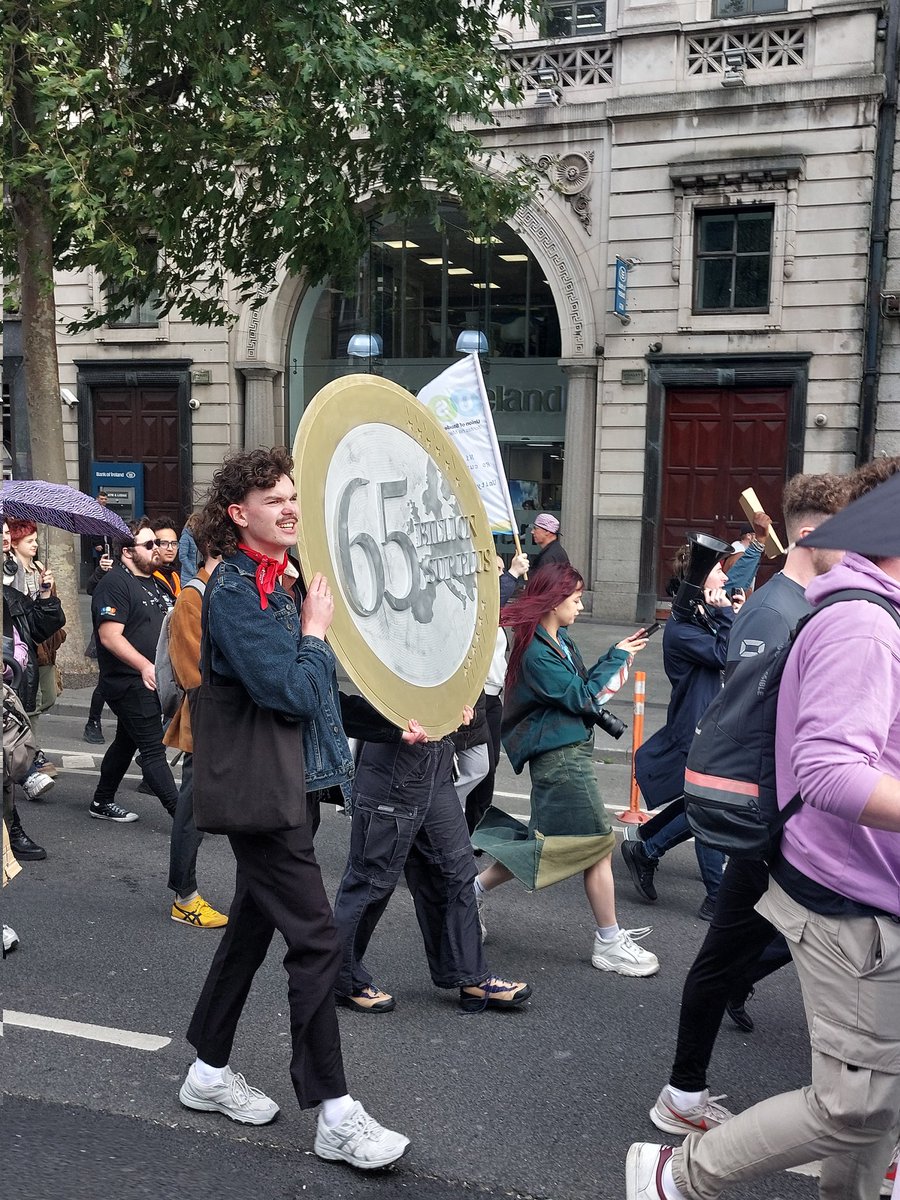 RoryHearneGaffs's tweet photo. The billions that are being put into rainy day funds should be investing in building housing now! -Rents should be reduced
- Third level colleges need funding to build affordable student accomodation.
-Stop expensive investor fund accommodation
#ItsRainingNow @TheUSI https://t.co/F5sMuIDXKk