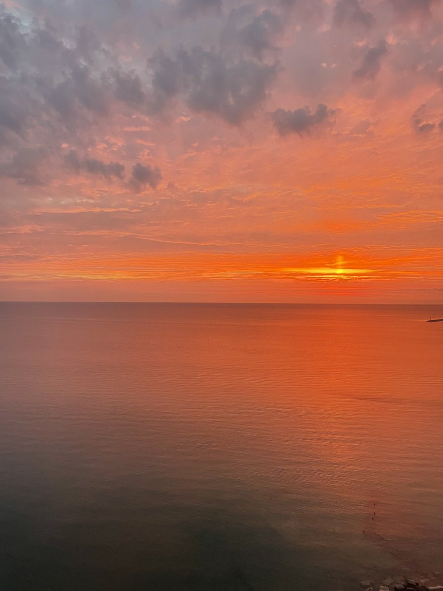 MrOceanPhD's tweet photo. Sunrise on Lake Michigan #chicago https://t.co/B5pZsOxBK6