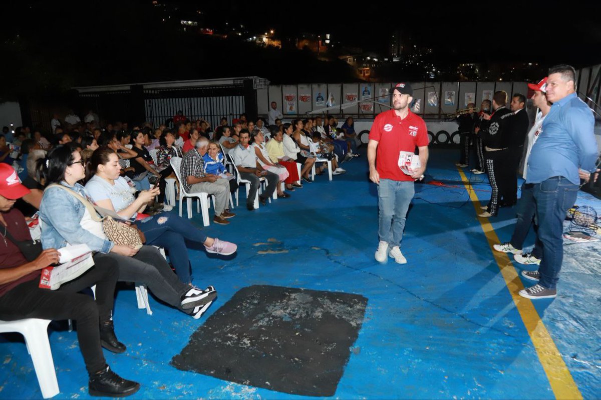 FabioArroyave's tweet photo. Anoche el turno para cierres de campaña fue para las Comunas 20 y 18, mucho fervor y cariño. ¡GRACIAS! Somos @orgfarroyave 
Vamos
@DilianFrancisca Gobernadora
@robertoortizu Alcalde
@JorgeLReyesT Diputado https://t.co/yif1XKJEDq