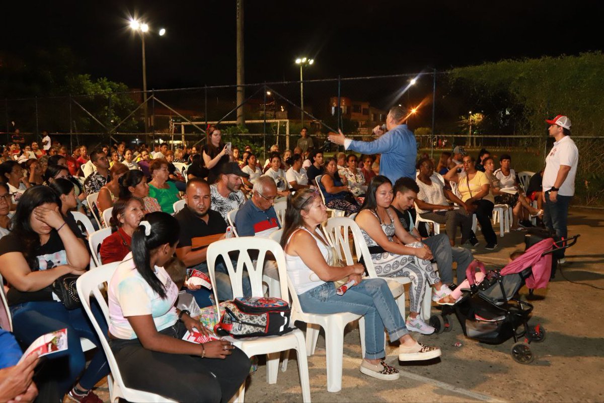 FabioArroyave's tweet photo. Anoche el turno para cierres de campaña fue para las Comunas 20 y 18, mucho fervor y cariño. ¡GRACIAS! Somos @orgfarroyave 
Vamos
@DilianFrancisca Gobernadora
@robertoortizu Alcalde
@JorgeLReyesT Diputado https://t.co/yif1XKJEDq