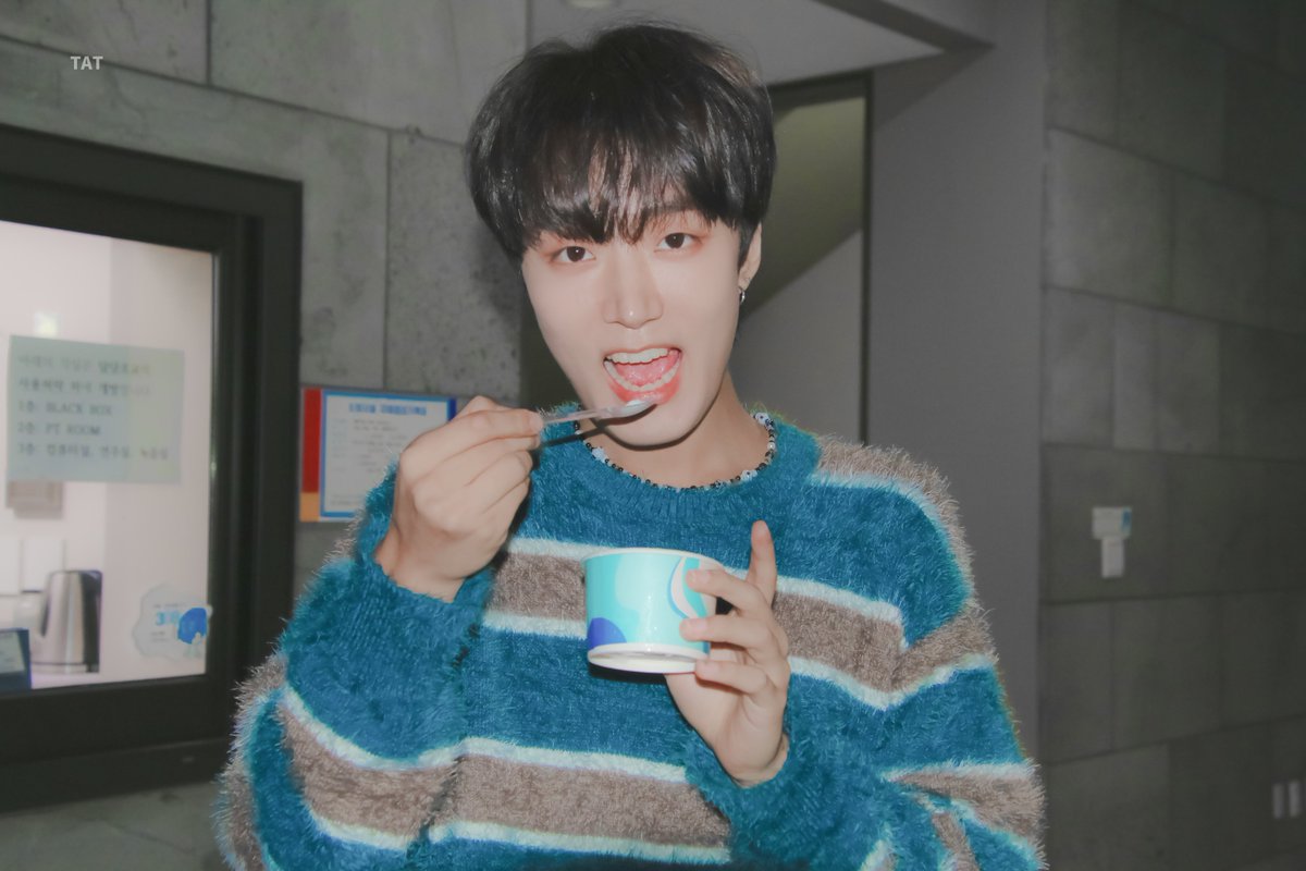 TAT_KiTak's tweet photo. 231004 기탁 졸업공연 HQ
#기탁 #KiTak 

아이스크림 맛있오🍦💕 https://t.co/uX9369NmQM