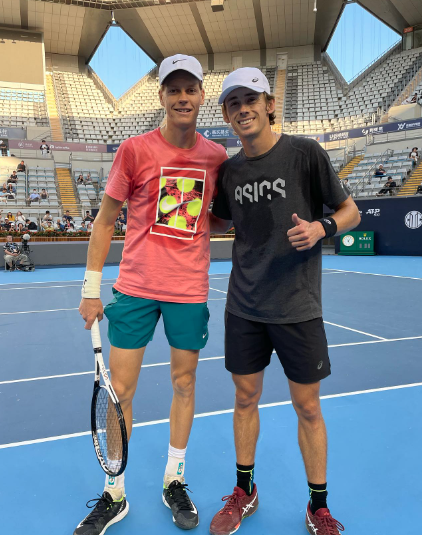 quindicizero's tweet photo. Ciao @alexdeminaur, come stai? 

Senti...

Siamo costretti a chiederti di giocare ogni torneo del 2024 in doppio con Jannik Sinner, anche tuo malgrado. 

Grazie, un abbraccio! https://t.co/bJVSIL74p9