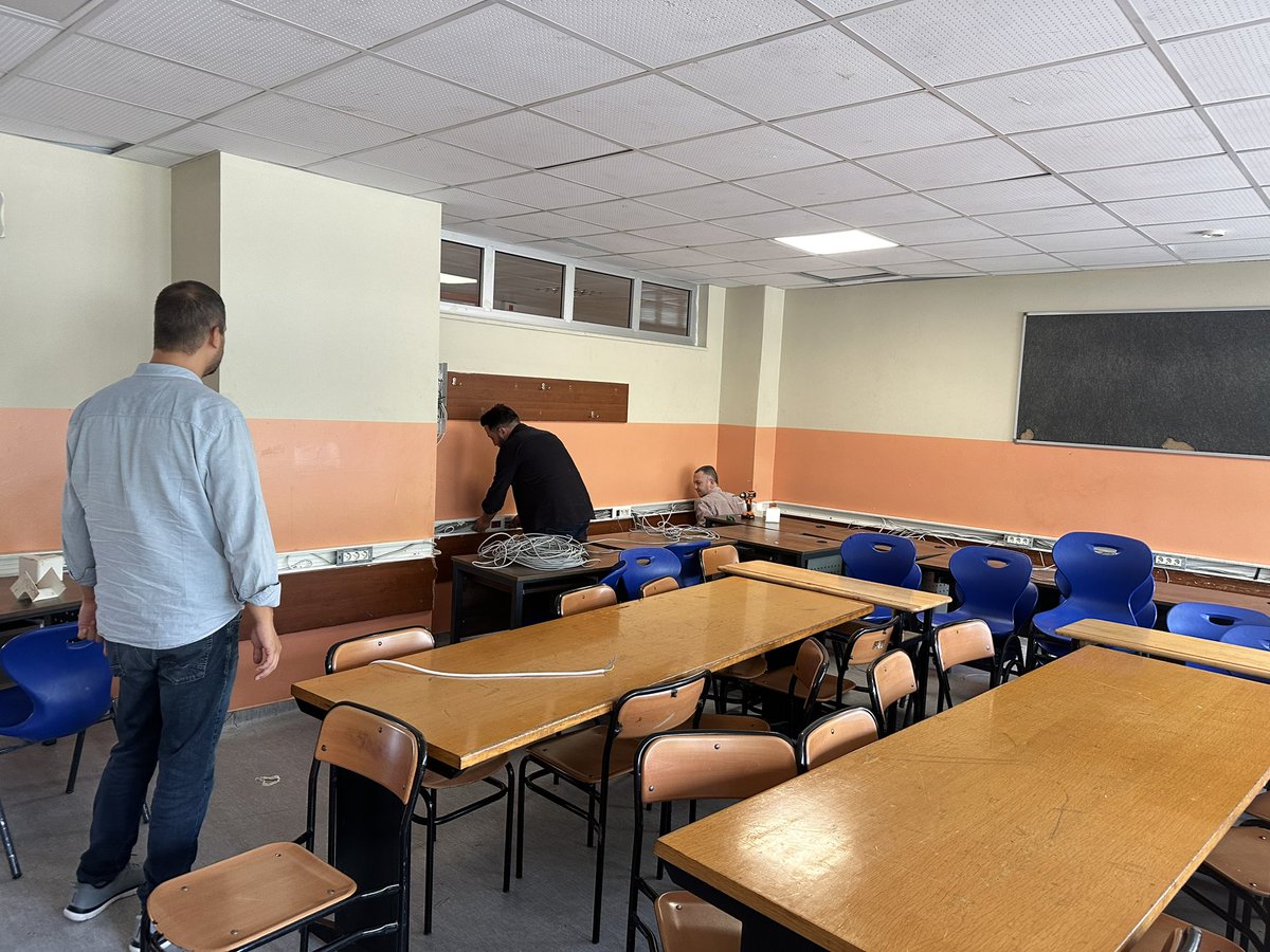 KalafatCem's tweet photo. Gaziosmanpaşa Mesleki Teknik Lisesi Elektrik-Elektronik  Bölümü öğretmeni Sıddık Yücel hocam ile beraber metal bölümü bilgisayar sınıfı elektrik tesisatı  yapıyoruz @YukselAslan69 @gopmetal @YUSUFUZANTI @gopmem @istanbulilmem @memleventyazici https://t.co/66iuZTwX0P