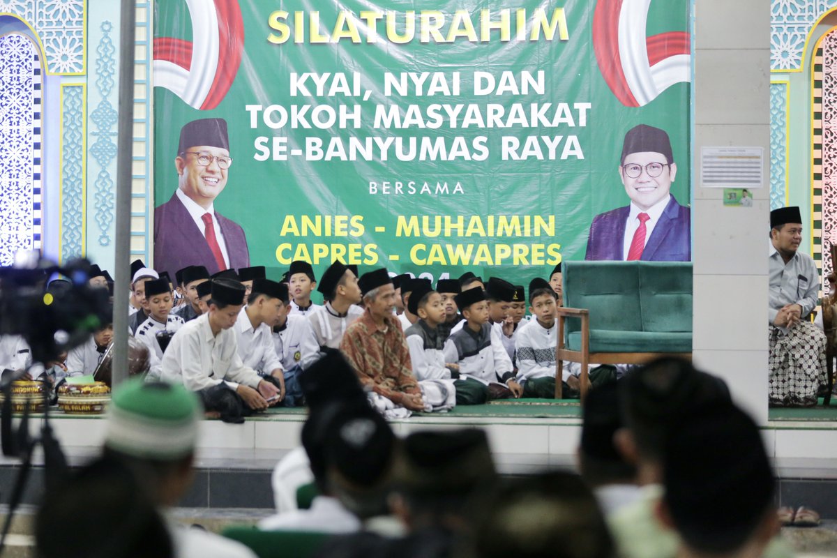 cakimiNOW's tweet photo. Meski sudah larut malam, antusiasme santri Ponpes al-Falah Banyumas dan masyarakat sekitar pesantren tetap semangat dan ajeg duduk sampai saya dan Mas @aniesbaswedan datang. Luar biasa..!

Ponpes Al Falah ini didirikan pada tahun 1980 oleh alm KH. Muhammad Diryat. Beliau ini adalah ayah KH. Ahmad Sobri, pengasuh sekarang. Sedangkan Kiai Sobri adalah adik kandung budayawan kenamaan, Mas Ahmad Tohari.

Maturnuwun sambutanipun Kiai Sobri. Mugi tansah diparingi kesehatan lan istiqomah membumikan Islam Aswaja, khususnya di Banyumas.

#muhaiminiskandar #amin