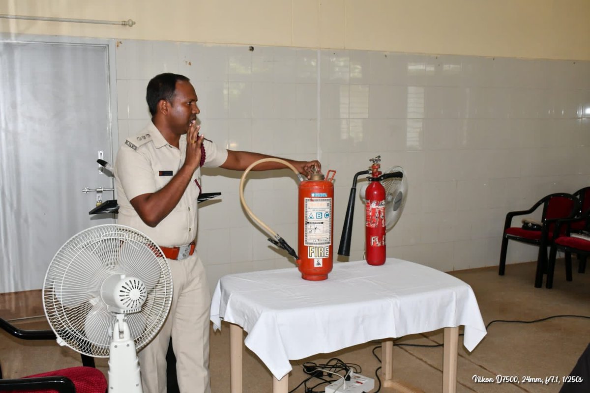 Dig_med_Ch_BLR's tweet photo. Lecture and live demonstration of Fire accident management organised at CH BANGALORE on 3/10/2023 at 1100 to 1230 hrs attended by all MOs and staff,by Dist Fire officer Kishore and team. https://t.co/fgnPRmQeP4