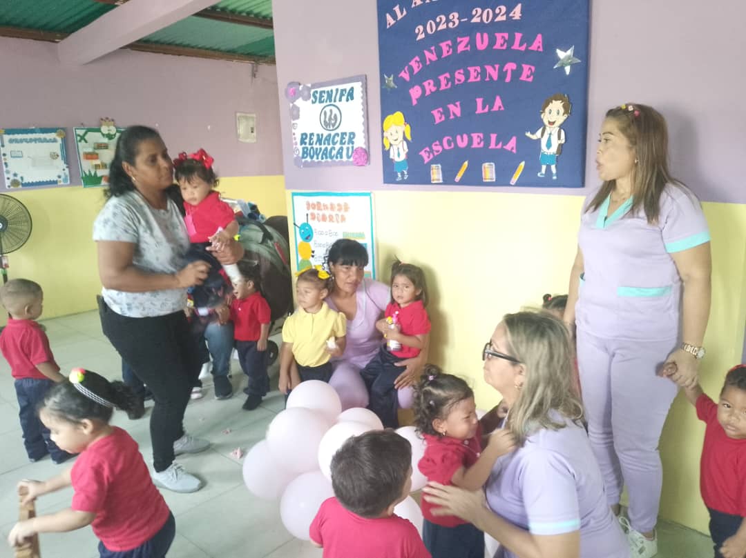 Senifa_Anzoa's tweet photo. Activos con nuestros niños y niñas en los simoncitos comunitarios
La Educacion no convencional, no se detiene!
@gtorodelara
@senifaoficial
@delcyrodriguezv
@ConCiliaFlores
@NicolasMaduro 
@ConMaduroMas_
@PresidencialVen
@d_guzmanl
@luismarcanos 
@anzoateguigob
@dcabellor https://t.co/hq19whQ7RK