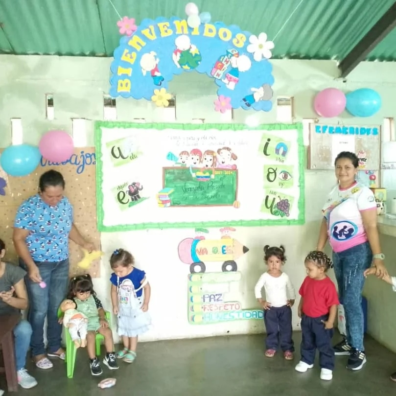Senifa_Anzoa's tweet photo. Activos con nuestros niños y niñas en los simoncitos comunitarios
La Educacion no convencional, no se detiene!
@gtorodelara
@senifaoficial
@delcyrodriguezv
@ConCiliaFlores
@NicolasMaduro 
@ConMaduroMas_
@PresidencialVen
@d_guzmanl
@luismarcanos 
@anzoateguigob
@dcabellor https://t.co/hq19whQ7RK