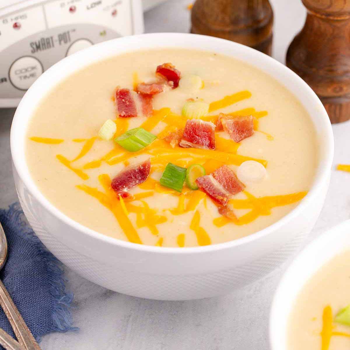 HeavenlyBlogs's tweet photo. Warm up this winter with the ultimate #comfortfood: #slowcooker #potatosoup. Creamy, cheesy, bacon-topped, and #mealprep-friendly for any occasion! 

https://t.co/I78kfhkdoH https://t.co/Y33z8Q9gXx