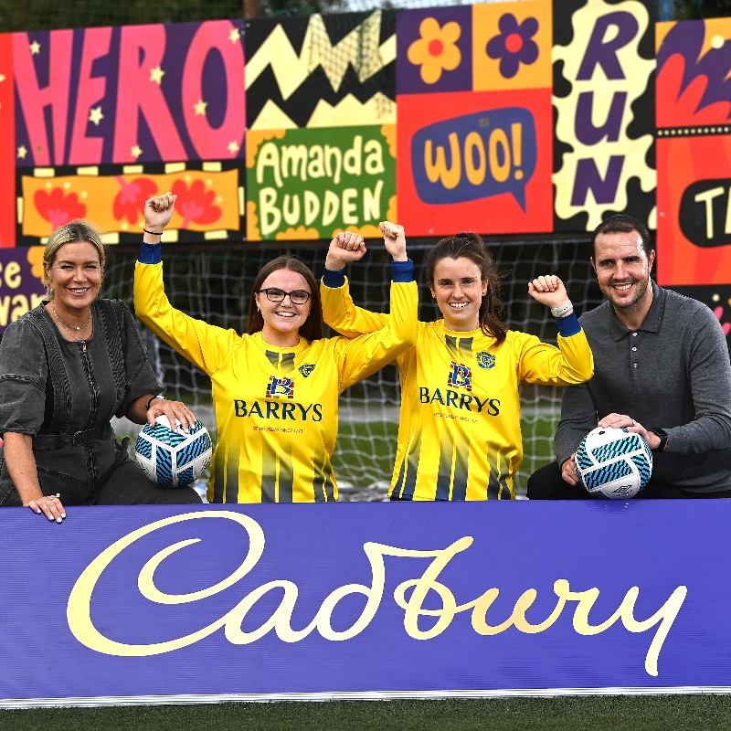 IrelandFootball's tweet photo. Brilliant to see two 🇮🇪 legends in Emma Byrne & John O'Shea promote Cadbury's 'Ground for Change' initiative 👍
Helping support women’s grassroots football ⚽️ with investment in new facilities, they stopped by Douglas Hall in Cork.
#CadburySupporterAndAHalf | #GroundsForChange