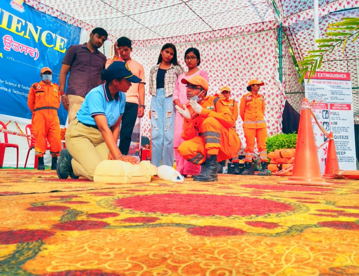 07NDRF's tweet photo. “Safety is a small investment for a rich future”.
On the occasion of district level Vigyan Mela #Team7BnNdrf conducted #School_Safety_Program and Exhibition at DAV College, Bathinda (PB). @NDRFHQ
@AtulKarwal
@ANI
@PIB_India
@ndmaindia
@CMOPb https://t.co/riV5nABMla