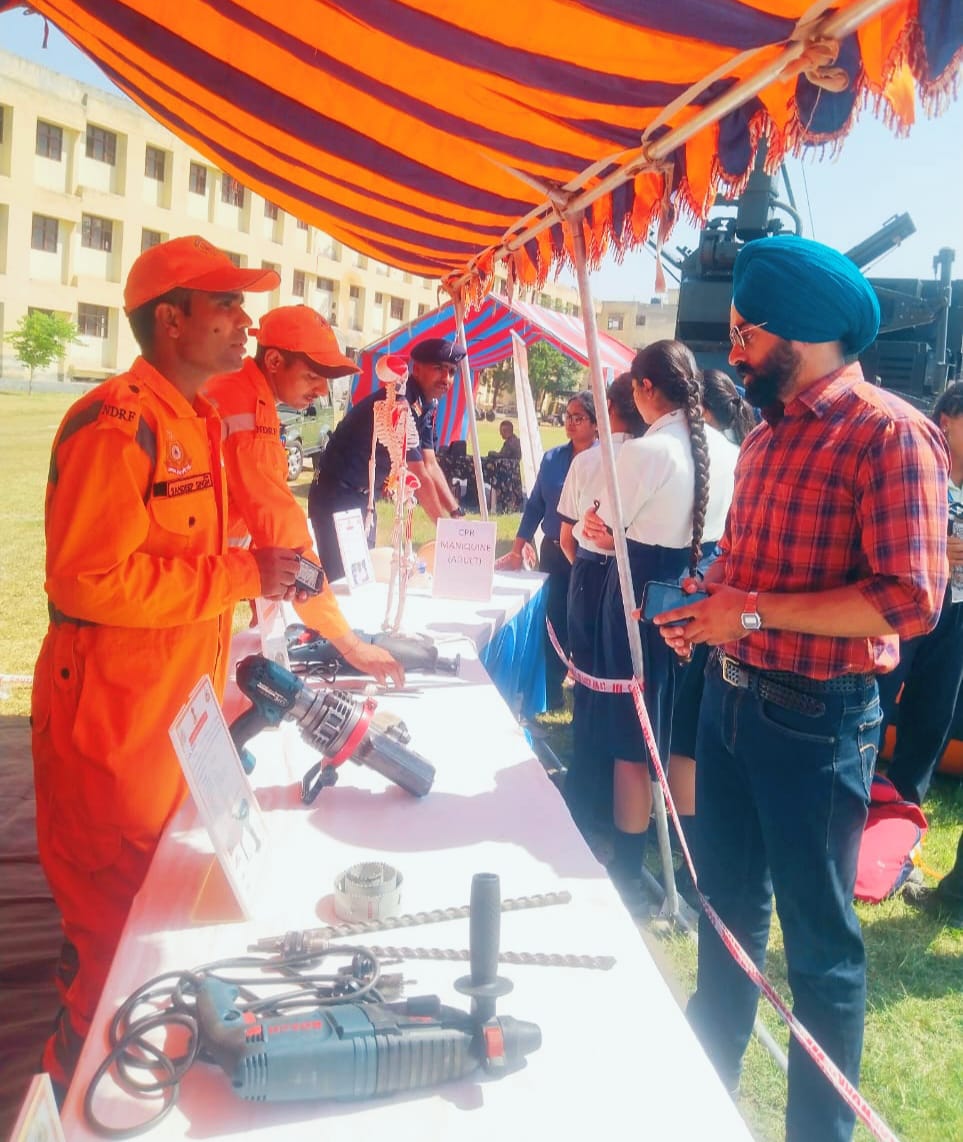 07NDRF's tweet photo. “Safety is a small investment for a rich future”.
On the occasion of district level Vigyan Mela #Team7BnNdrf conducted #School_Safety_Program and Exhibition at DAV College, Bathinda (PB). @NDRFHQ
@AtulKarwal
@ANI
@PIB_India
@ndmaindia
@CMOPb https://t.co/riV5nABMla