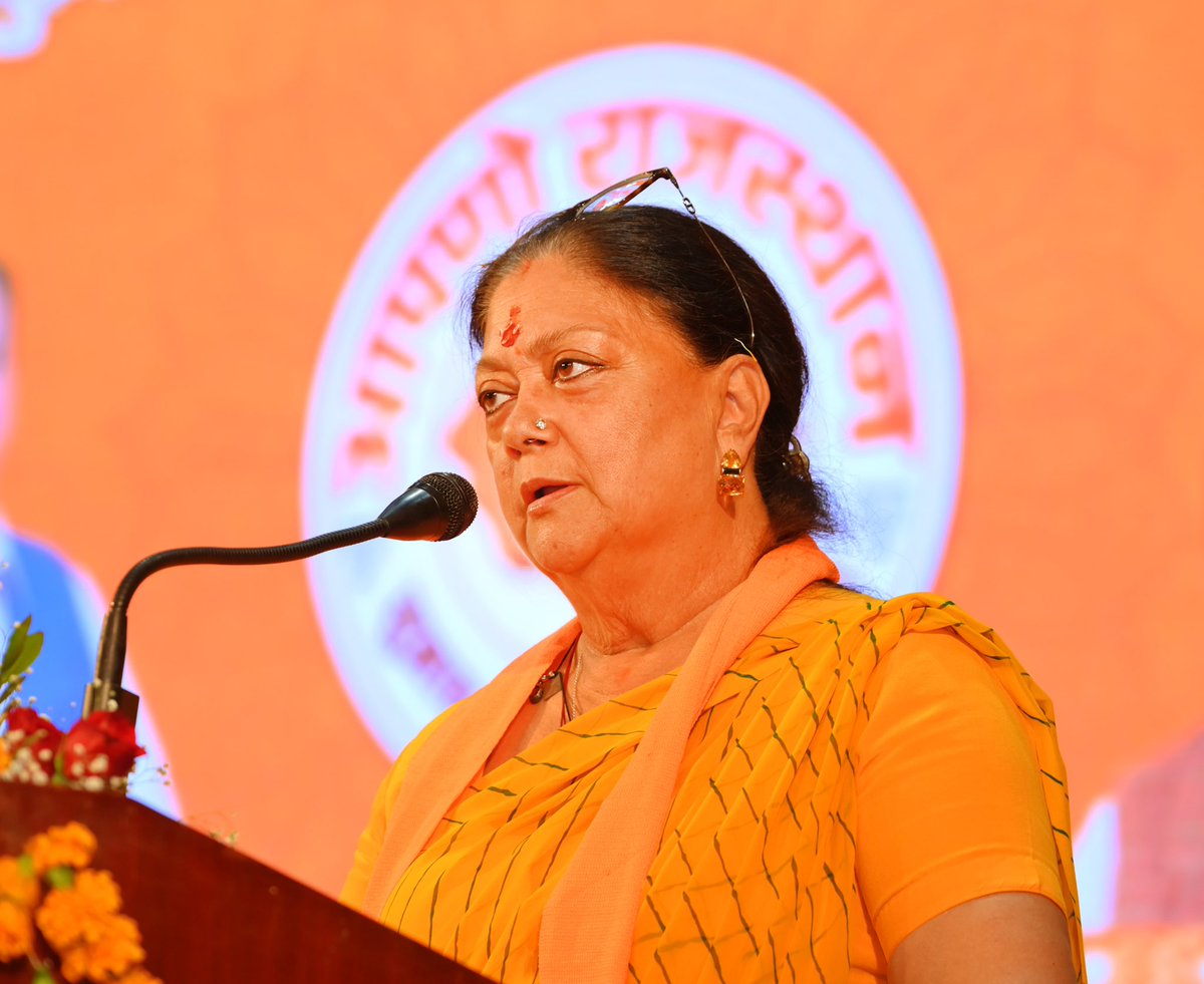 VasundharaBJP's tweet photo. एक समय था जब घोषणा-पत्र में वही होता था, जो पार्टियां चाहती थीं। लेकिन भाजपा ने यह रिवाज बदला। हम चाहते हैं कि अब घोषणा पत्र में वे मुद्दे हों, जो जनता चाहती हैं। हमने पिछली सरकार के समय भी जनता से पूछकर ही पत्र बनाया था। तो मैं जब फील्ड में गई तो मुझे किसानों ने बताया कि यहां खारा पानी है, जिसके कारण हम खेती नहीं कर पाते हैं। उनकी समस्या को हमने घोषणा पत्र में डाला और सरकार बनने पर उस समस्या का समाधान किया।

पहले लोग कहते थे कि राजनीति में दो-चार झूठ तो चलते हैं, फिर सरकार आ जाती है तो देखा जाएगा। लेकिन मैंने हमेशा यही कहा कि जो हम बोलते हैं, वो हम करते हैं। जनता ने यह देखा भी है कि हमने पूरी बिजली देने का वादा किया था और उस दिशा में हमने विद्युतीकरण का ऐसा जाल बिछाया कि ग्रामीण क्षेत्रों में भी 22 से 24 घंटे घरेलू बिजली मिलने लगी।

जनता की सुनकर ही हमने किसानों को 6-7 घंटे 3-फेज बिजली दी, सड़कें बनवाई। 10 हजार रु तक किसानों की बिजली माफ की। किसानों की व्यथा को समझते हुए तुरंत प्लान बनाकर उनका 50 हजार रु तक का कर्जा भी माफ किया।

#MeraRajasthan #ApnoRajasthanKaSankalp