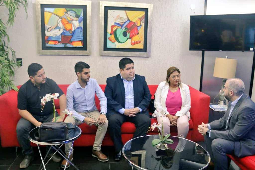 DraLizMeza's tweet photo. Importante reunión con el Candidato a miembro del Consejo de la Magistratura Abg. @BerniEnri. 
Junto a los compañeros Concejales Departamentales, Municipales, y asesores jurídicos https://t.co/7IIwzCHUhc