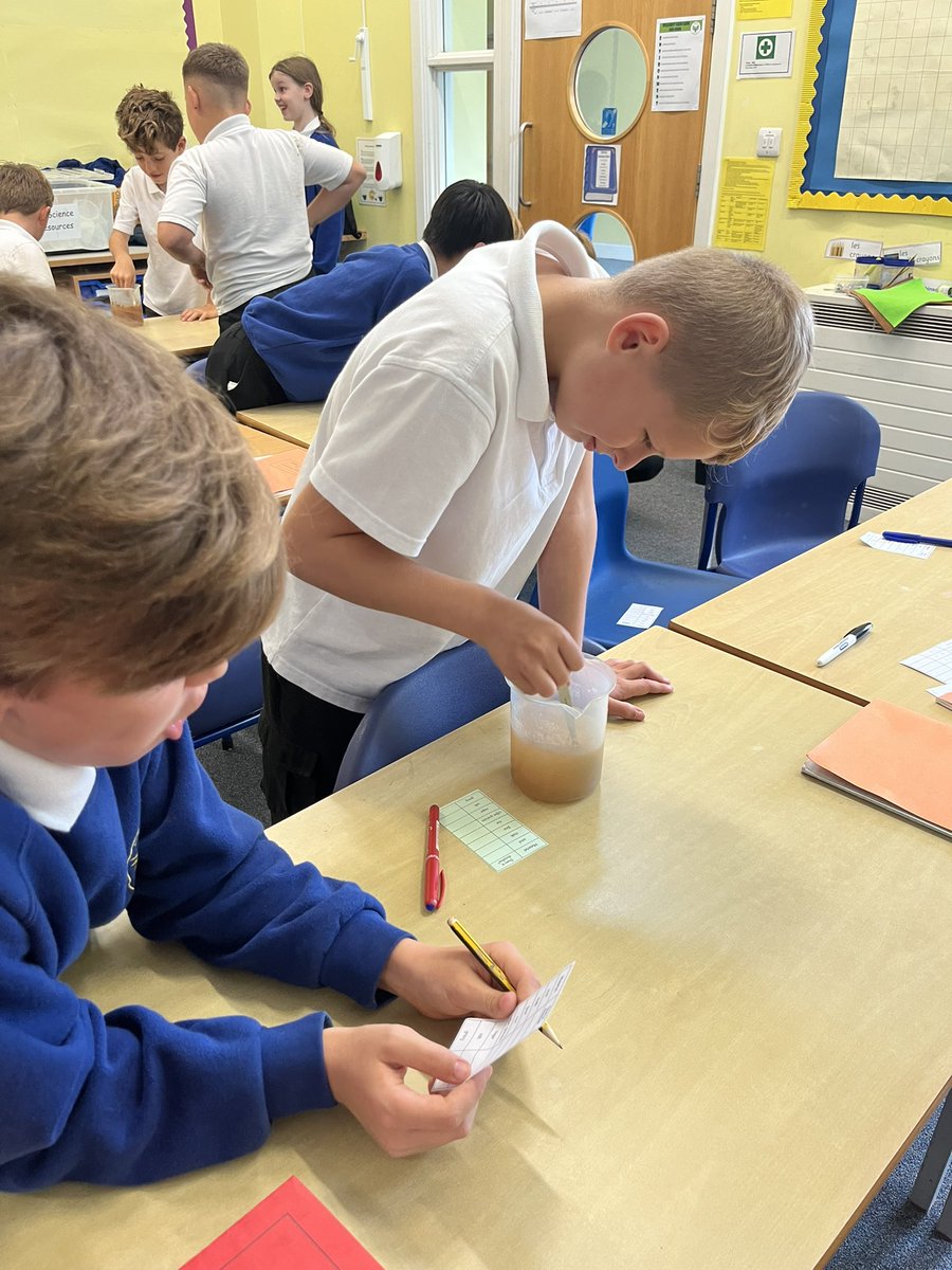 An afternoon of classifying and grouping soluble and insoluble materials with some great discussion about temperature and how this might speed up the process in certain cases. 🧪 #wclpsscience