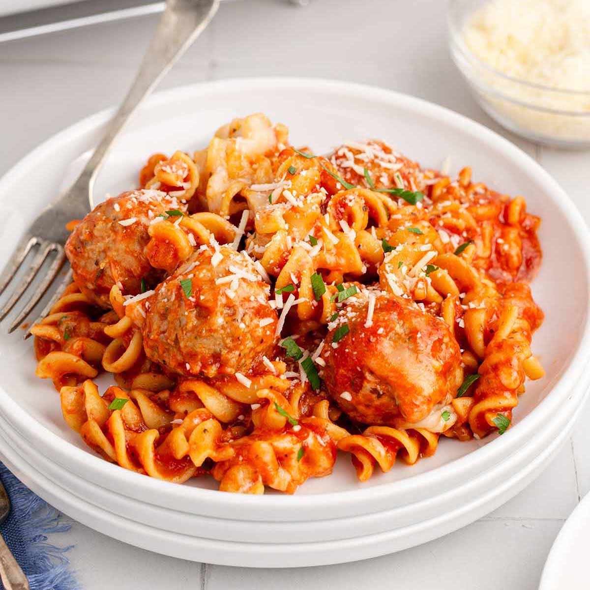 HeavenlyBlogs's tweet photo. Whip up our effortless #meatballcasserole for a hearty, crowd-pleasing dinner. It's a simple, #onedishmeal that delivers #homemade goodness without the fuss.

https://t.co/3oH8BsfTiG https://t.co/PnnkPoJTGF