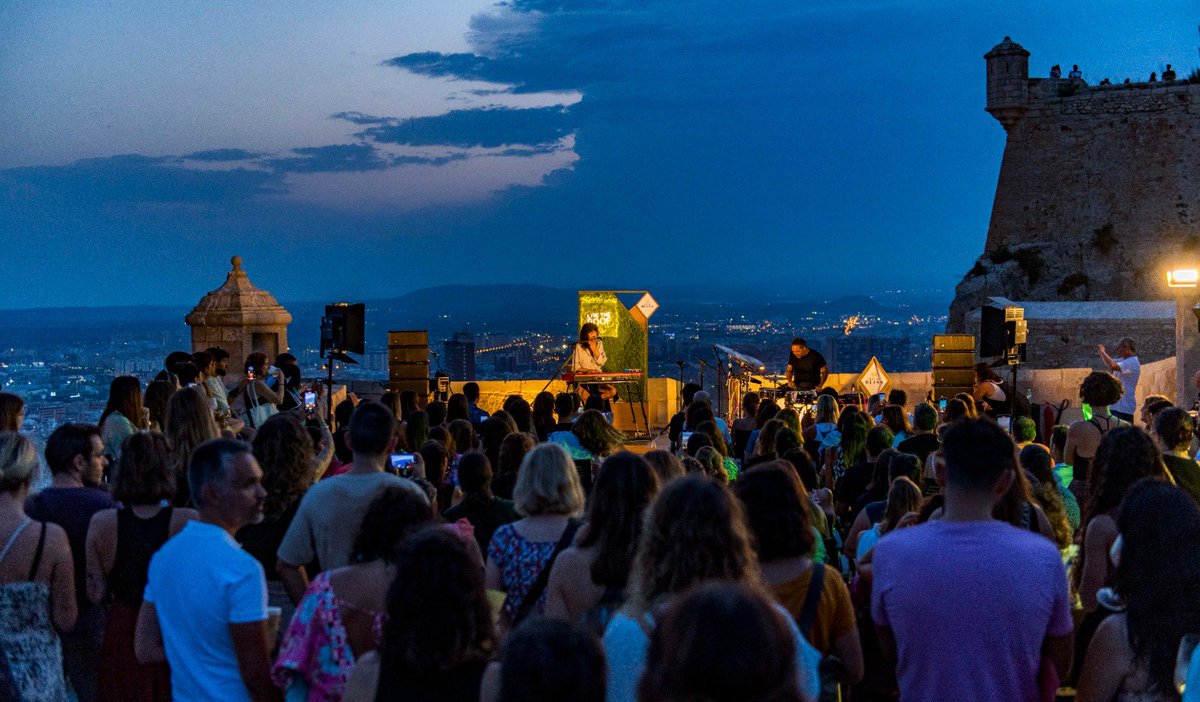 Estas impresionantes vistas, desde el Castillo De Santa Bárbara, nos esperan en los dos últimos conciertos de #LiveTheRoof Alicante. 
▪️06.10 <a href="/eljosemismo/">El Jose</a> 
▫️13.10 <a href="/VEGAOFICIAL/">Vega</a> 

Y últimas 15 entradas para <a href="/siloe_music/">Siloé</a> en Valencia el 08/10. 

linktr.ee/livetheroof

📸 <a href="/nabscab/">nacho nabscab</a>
