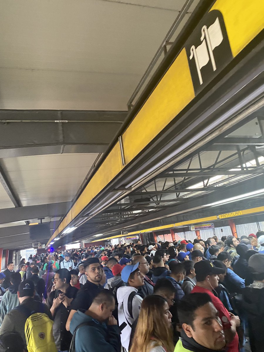 callmeKingB's tweet photo. @MetroCDMX Línea amarilla en Pantitlán 🤡 https://t.co/kRvCMV7ruc