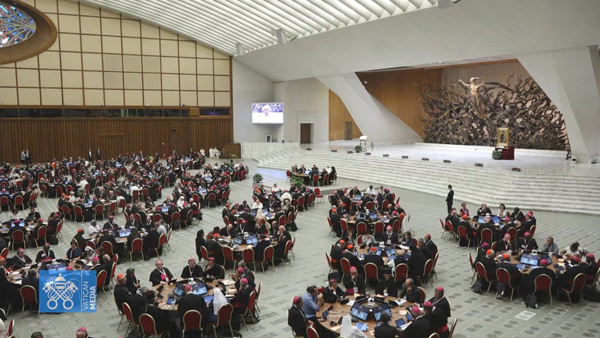 Really striking to see Pope Francis addressing the #synod not from the stage, where we usually see him, but from one round table among many.