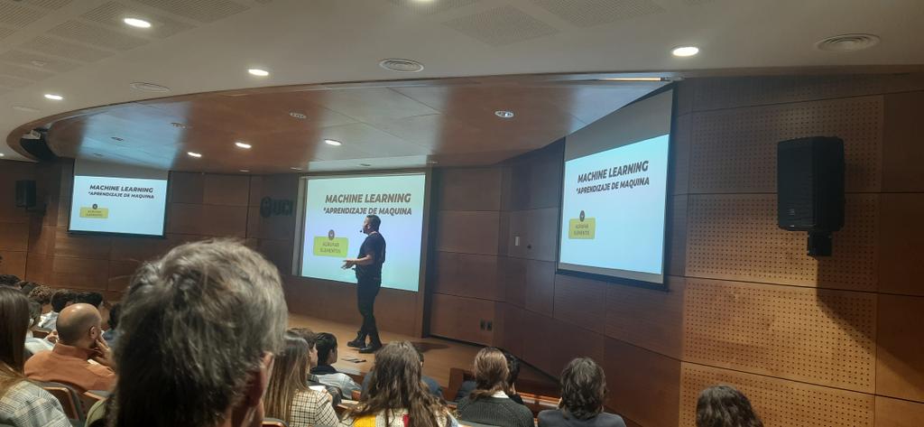 naticolzada's tweet photo. 🔴 Gram lanzamiento de nuevas carreras en @UCUoficial: Business Analytics en @empresasucu e Inteligencia y ciencia de datos en #Fit con @fredidavidvivas 🙌 https://t.co/2GXWx8t8C9