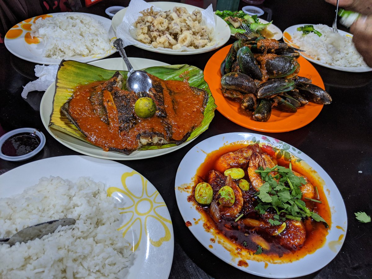 NaufalAntezem's tweet photo. Aku kesian kat korang yg makan ikan bakar, seafood mahal-mahal tu. Ada yang sanggup terbang ke Sabah.

Padahal ikan bakar, seafood murah yg sebenar kat Muar.

Kau search Medan Ikan Bakar Sabak Awor. Weekend ni pergi makan sana. 

Aku recommend gerai Wakjos No. 7 dengan Seha No.9 https://t.co/U5gpgC7Bll