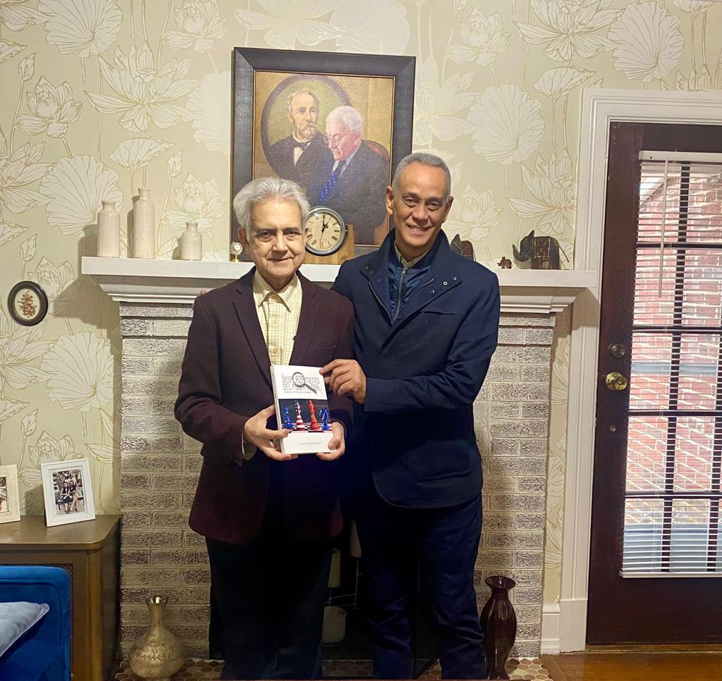 Manolopich's tweet photo. Ángel Garrido, profundamente humano, inmensamente inteligente y talentoso; autor de la novela "Génesis si acaso" que le mereció el premio Nacional de Novela; sabanalamarino orgulloso, militante del boschismo; dominicano puro a quien vi por última vez el 17 de  febrero del presente año en su casa en Virginia, decidió, sin irse, descansar lejos de la oferta material de la tierra. Se queda en el aire, en los corazones y en cada partícula que se mueve y transforma sin morir.