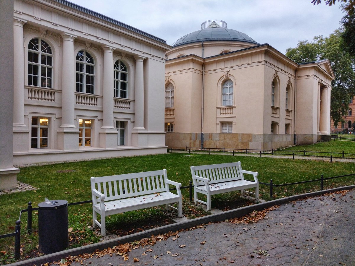 Quambusch1's tweet photo. @Tasso2000 War der Erbauer des Brandenburgerer Tores nicht eher C.G. Langhans, von dem auch der Trichinentempel an der Panke stammt, den zu viele noch nicht kennen, obwohl man ihn nach der Renovierung wieder besichtigen kann..? https://t.co/M0wQB529nW
