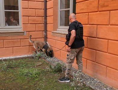 ppcaToulouse's tweet photo. La Nuit du Droit 2023 se termine au Palais de Justice avec la démonstration de la recherche d’armes et de munitions par Naya, chien de la brigade cynophile de la police judiciaire. https://t.co/7pMSMSqLyB