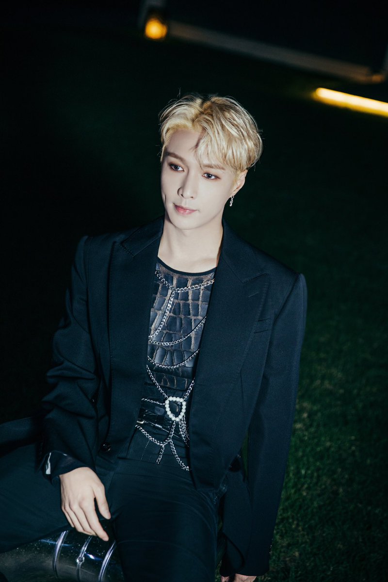 lay_studio's tweet photo. Tonight, BOSS @layzhang will meet you at the D.N.A Music Festival! https://t.co/29Y28rwEzQ