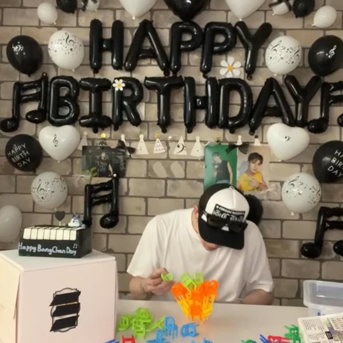 skzlatamproject's tweet photo. Regalos de cumpleaños de BangChan https://t.co/ghQnhCSmDI