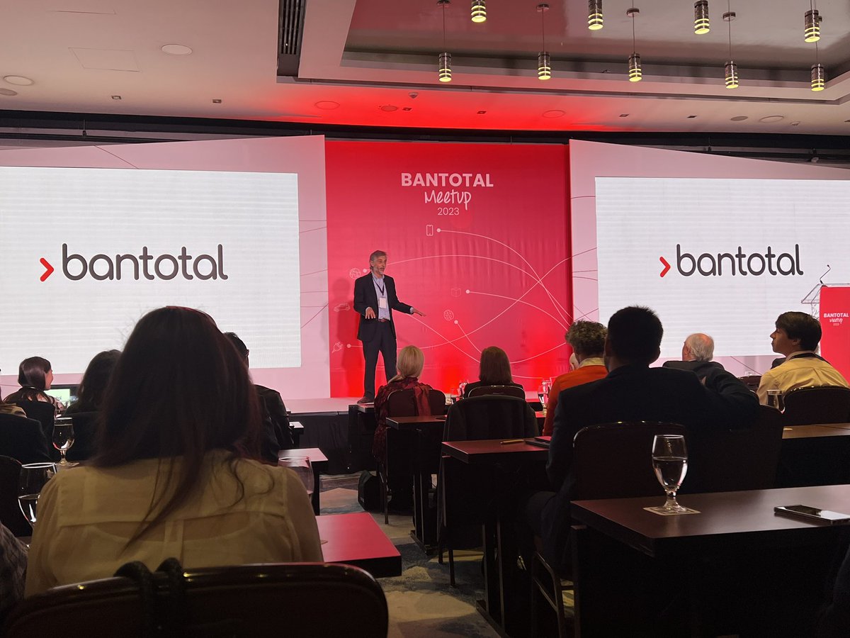 MarceloArmendar's tweet photo. Empieza la charla de Fernando Panizza sobre estrategia tecnológica
#bantotalmeetup @Bantotal @QuanamCorp https://t.co/4XXNAijJQp