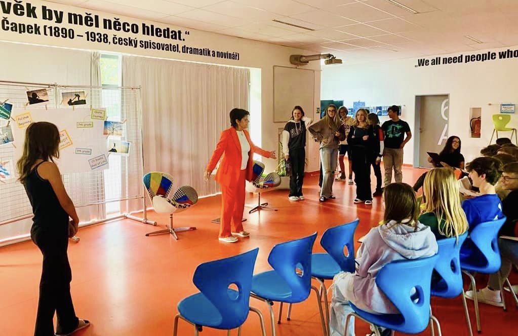 kducsl's tweet photo. Poslankyně Nina Nováková dnes navštívila výuku ZŠ a MŠ Magic Hill v Říčanech 🏫Specialitou této školy je farma, kde probíhá praktické učení o přírodě i jejích ochraně. Tématu se budeme věnovat i nadále 👍
#Zaci #VyukaVenku #Zkusenosti #Badani https://t.co/MnBLFqor7q