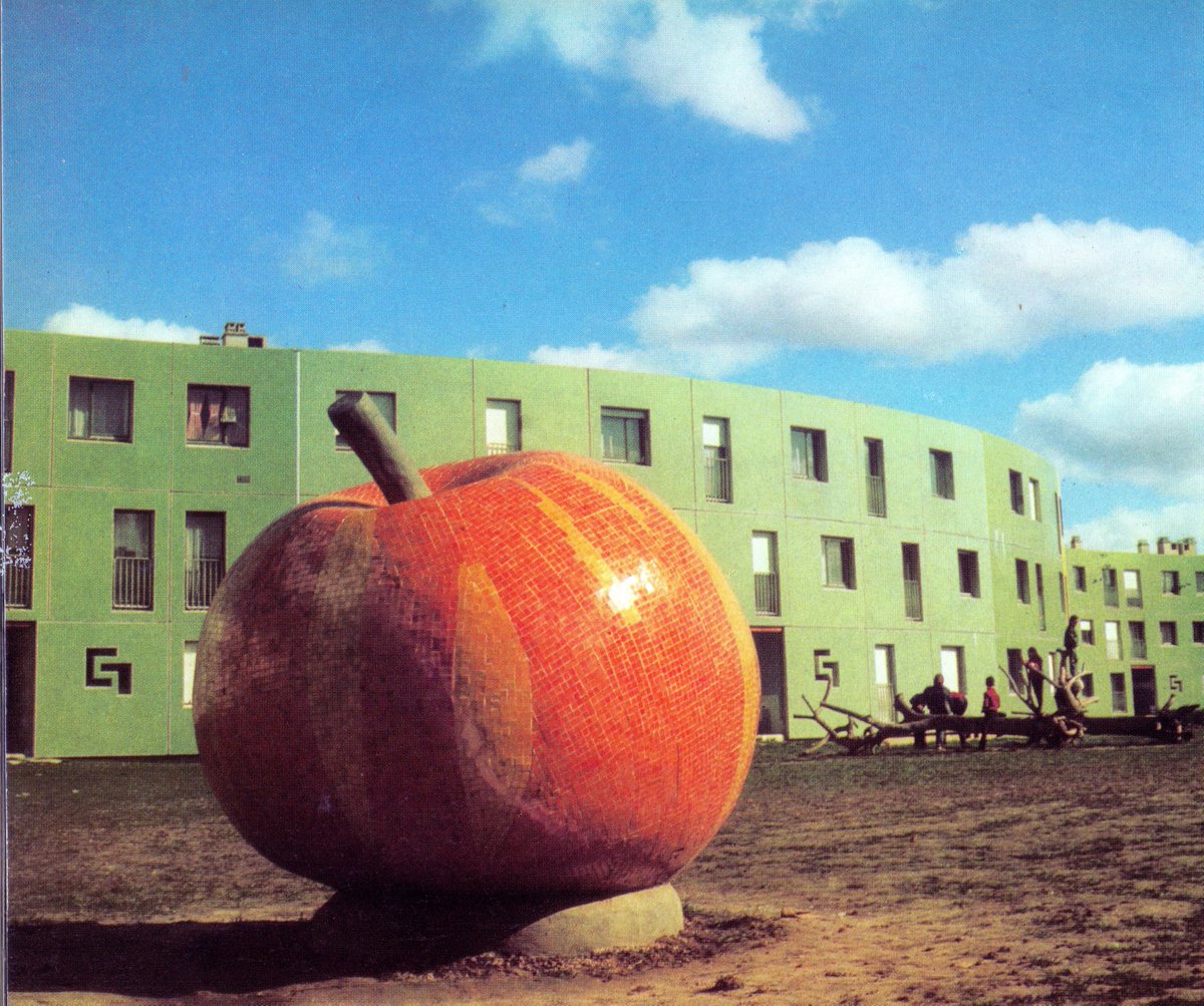 À la Grande Borne, l'art est à chaque coin de rue. 😍

🍏 Après sa restauration dans le cadre du projet urbain du quartier, rendez-vous ce samedi dès 15h pour la pose de la Pomme à son emplacement historique.

📸 Photo de la Pomme en 1972.