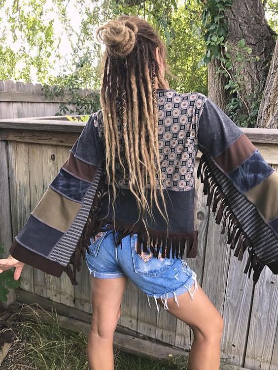 Dreadlock_hu's tweet photo. Csodáld meg a raszta haj sokoldalúságát a Dreadlock.hu-n! Olvasd el a legújabb cikkeket és légy kreatív a saját stílusodban! #DreadlockMagazin #RasztaSokoldalúság #Olvasás #Kreativitás [https://t.co/LQjRgcpwaB] https://t.co/c6XfdSzYpK