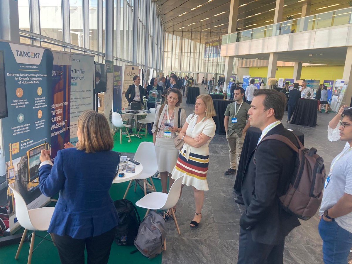 Joining forces with the #4FRONTCluster - shaping the future of network and #trafficmanagement! 🚗🚌🚇

Honored by the visit of Ms Paloma Aba Garrote and Ms Rosalinde van der Vlies at our stand at the #UMD23!
Looking forward to further cooperation! 💪

#FRONTIER_eu <a href="/cinea_eu/">CINEA 🇪🇺</a>