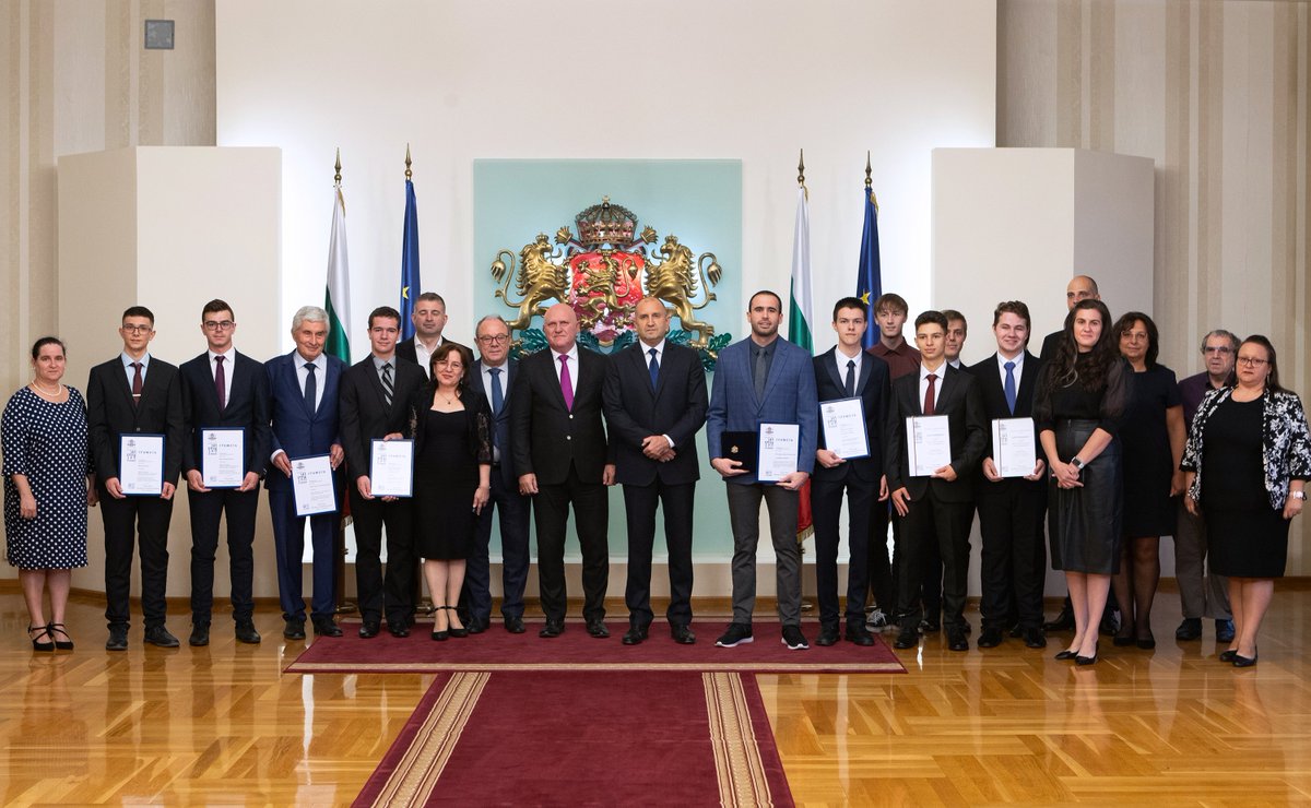Младите български таланти в компютърните науки и тази година прославят 🇧🇬 по света. За мен беше чест да отлича лауреатите в президентската инициатива Награда „Джон Атанасов“ 2023 г.