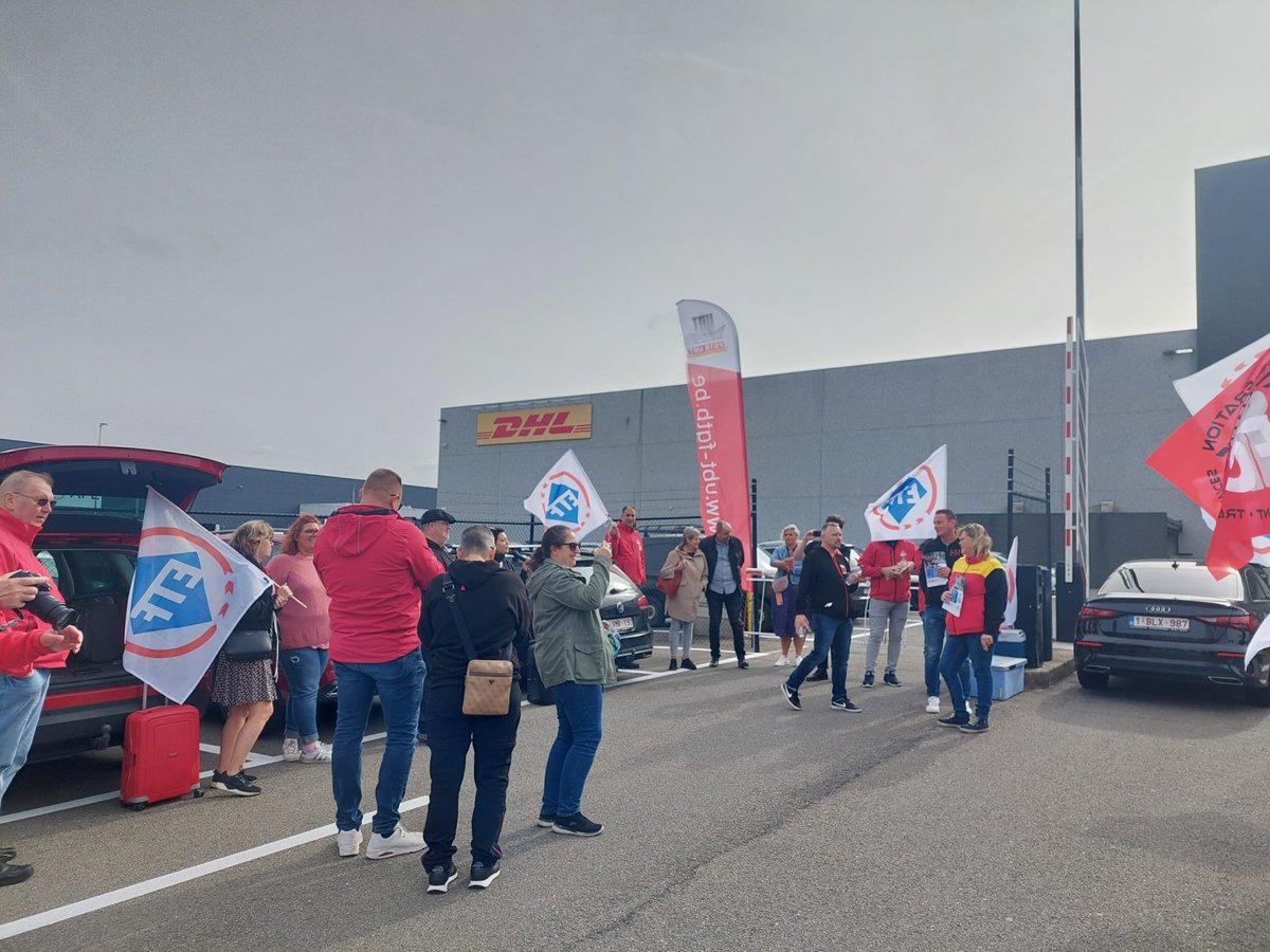 ETF_Europe's tweet photo. Today, the #logisticsactiondays went to DHL's global forwarding depot in Brussels. @ETF_Europe and @btb_abvv/ @UBT_FGTB joined forces to shine a spotlight on the crucial role of logistics workers and to advocate for their workplace rights. 🤝
ETF's General Secretary Livia Spera and ETF's/BTB's President @frankmoreelsETF, commended the positive industrial relations between DHL and BTB. We call on other logistics companies to follow suit and engage in constructive dialogues with unions. 👏
Big shoutout to BTB for organizing this event and to all its representatives who tirelessly work to uplift standards for DHL workers in Belgium and beyond! ✊ #WorkersRights #Solidarity #UnionStrong