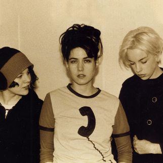 GeorgiosMasman2's tweet photo. "I think of #punkrock as more of an idea than a genre. ....I didn't have a grandma who like, left me a trunk full of shit. Always wanted to leave that trunk full of shit for someone else. Feminism created a family structure for me." #KathleenHanna #BikiniKill https://t.co/k8pBbuJcaP